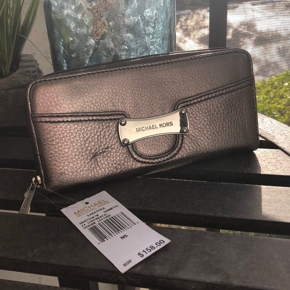 MICHAEL Michael Kors Handbags - 🎉 Michael Kors metallic grey/silver wallet